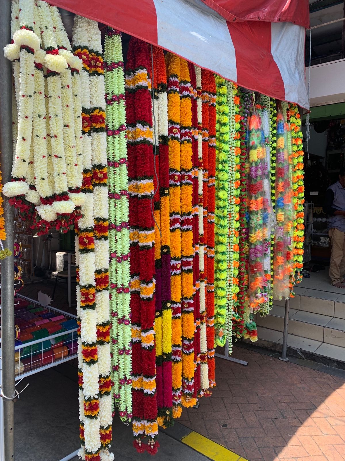 ディーパバリの飾りを売っているお店がいっぱい！