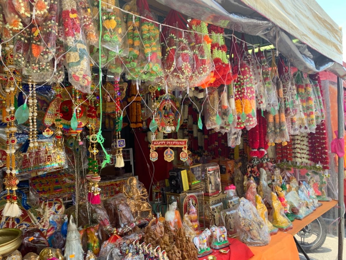 ディーパバリの飾りを売っているお店がいっぱい！