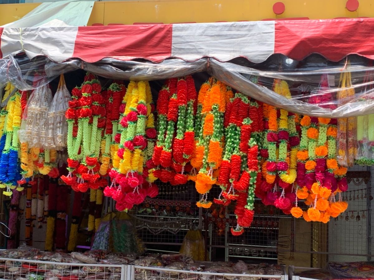 ディーパバリの飾りを売っているお店がいっぱい！