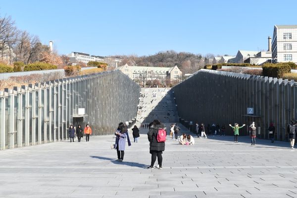 大韓民国 (韓国)・ソウル「🇰🇷2019初ソウル」の写真：梨花女子大。ロケ地みたいな大学。外国人た...