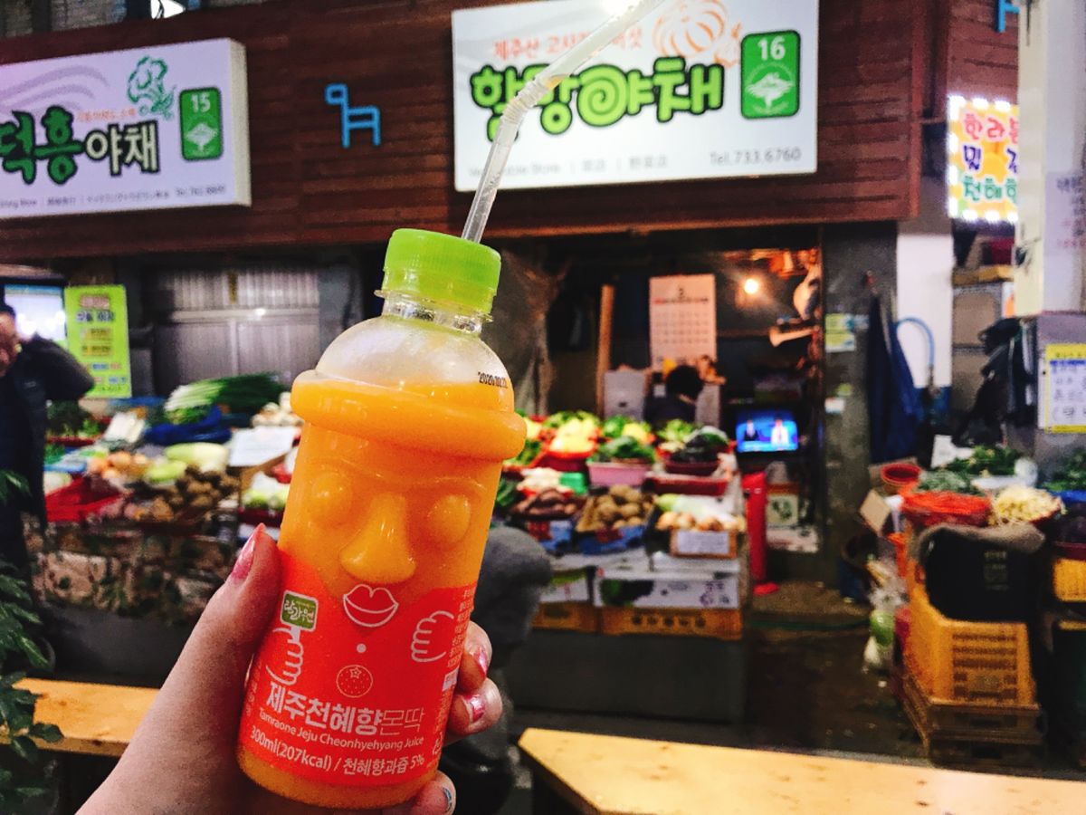 西帰浦最大の市場、西帰浦メイルオルレ市場。食べるスペースもあり、観光客にも...