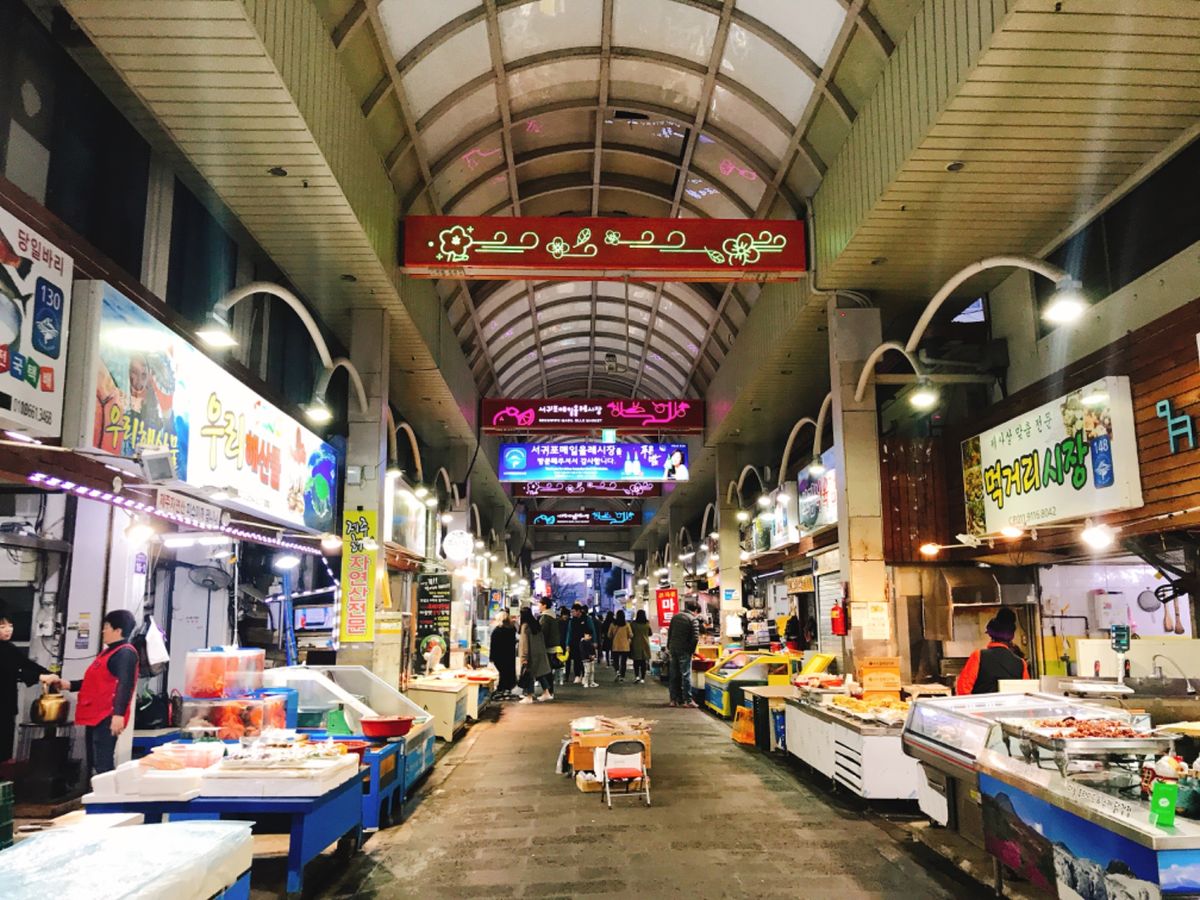 西帰浦最大の市場、西帰浦メイルオルレ市場。食べるスペースもあり、観光客にも...