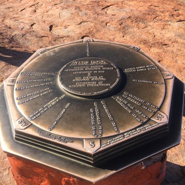 オーストラリア連邦・シドニー、エアーズロック、ケアンズ「オーストラリア7日間」の写真：①山頂にあるモニュメント
②過酷な岩登り...