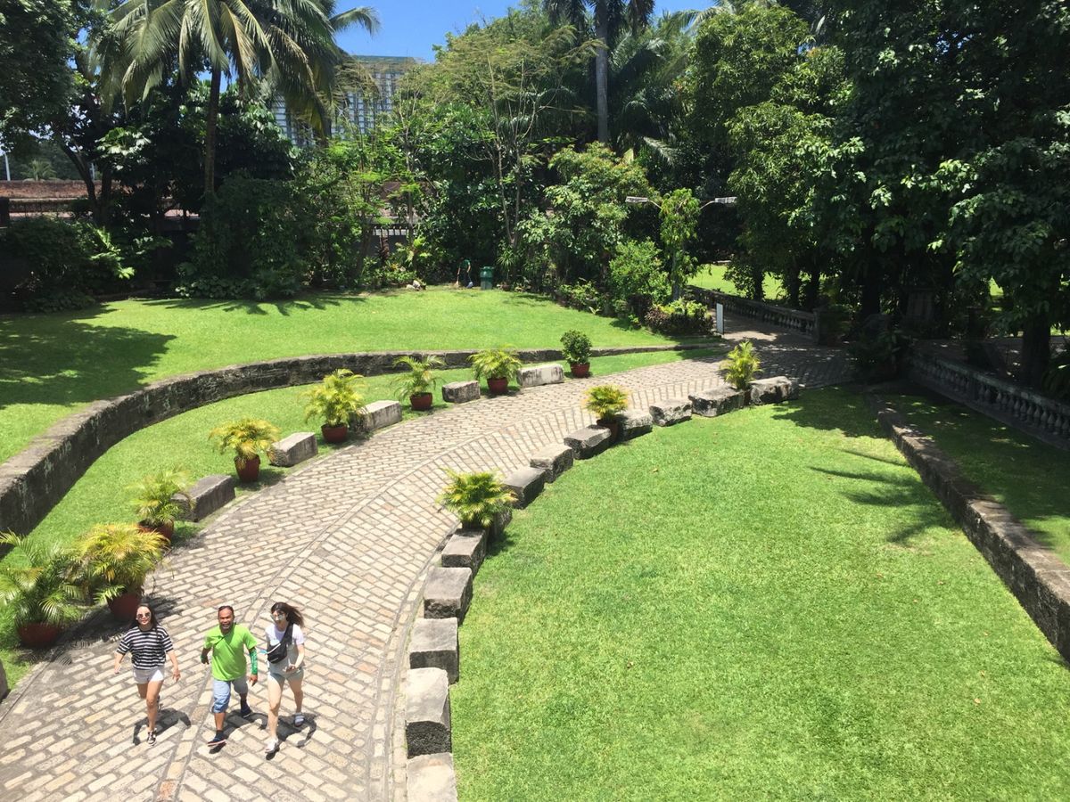 マニライントラムロス観光