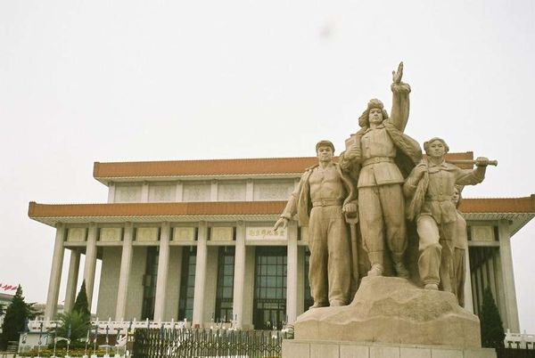 中国・北京「2005年 北朝鮮訪朝前後の北京滞在　反日の象徴～中国人民抗日戦争記念館」の写真：毛沢東の遺体がある毛主席記念堂前の毛主席...