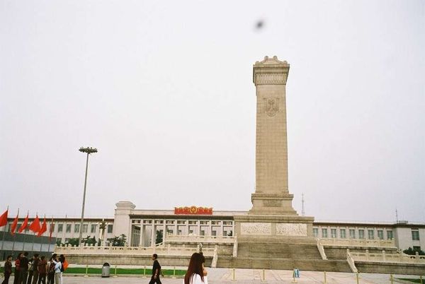 中国・北京「2005年 北朝鮮訪朝前後の北京滞在　反日の象徴～中国人民抗日戦争記念館」の写真：人民英雄紀念碑と中国国家博物館