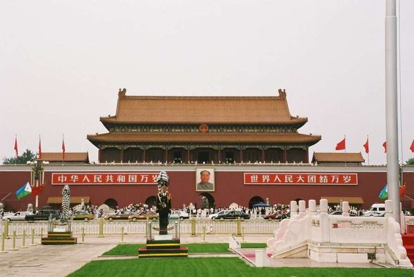 中国・北京「2005年 北朝鮮訪朝前後の北京滞在　反日の象徴～中国人民抗日戦争記念館」の写真：天安门城楼