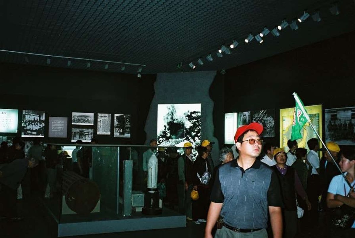 館内の見学者。
館内は合成写真や日本の戦争犯罪とは関係のない写真も多く展示...