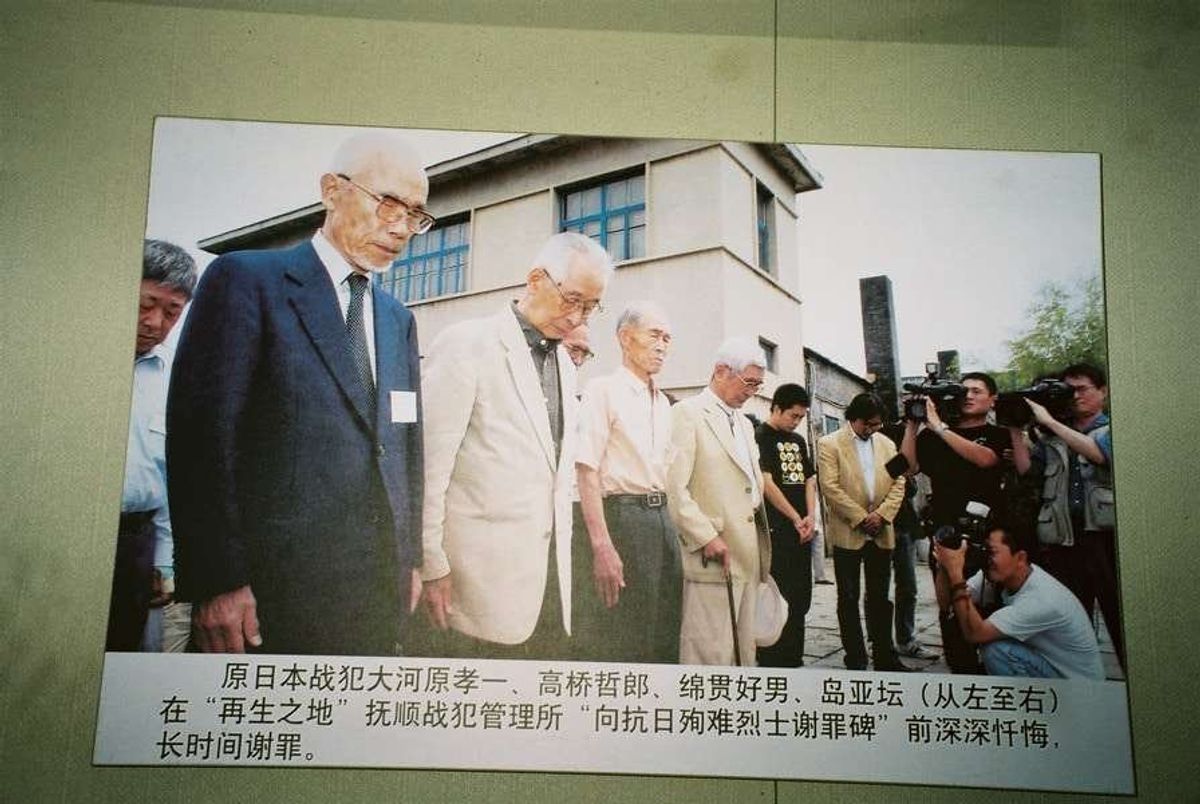 謝罪する日本人の方を大々的に展示するコーナー。