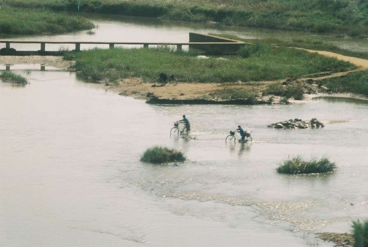 ピョンヤン国際空港(平壌国際空港)
国際空港の滑走路近くでもこんな感じでした。