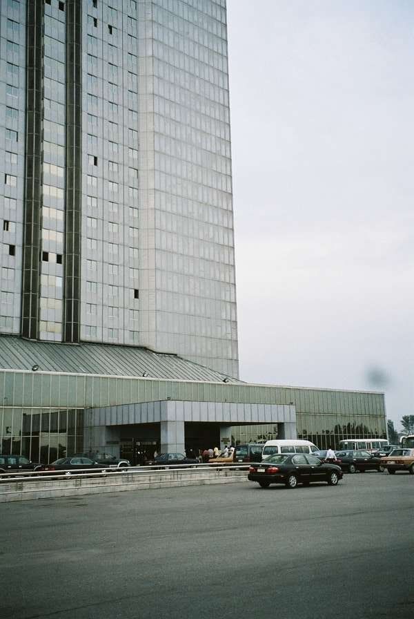 朝鮮民主主義人民共和国・DMZ「2005年金正日政権下の北朝鮮」の写真：洋角島国際ホテル。高麗ホテルと並び最高級...