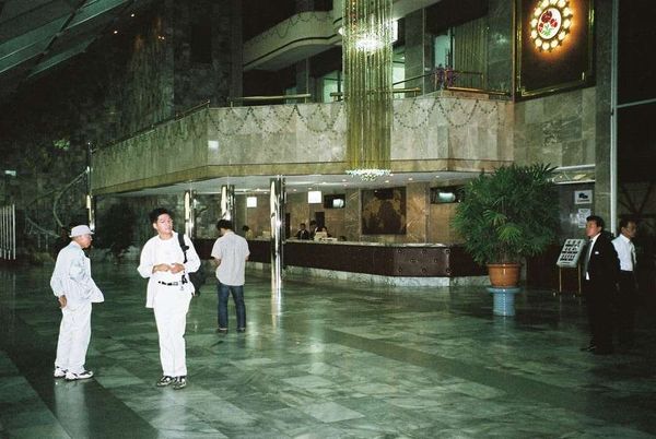 朝鮮民主主義人民共和国・DMZ「2005年金正日政権下の北朝鮮」の写真：洋角島国際ホテル。高麗ホテルと並び最高級...