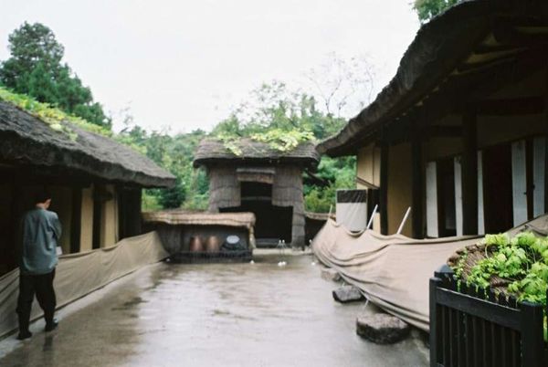 朝鮮民主主義人民共和国・DMZ「2005年金正日政権下の北朝鮮」の写真：万景台の金日成の生家（とされるところ）見...