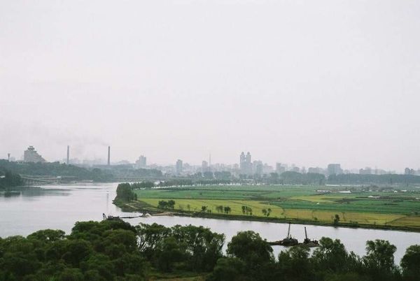 朝鮮民主主義人民共和国・DMZ「2005年金正日政権下の北朝鮮」の写真：ホテルからの街の眺め。首都ですらこんな感...