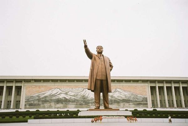 朝鮮民主主義人民共和国・DMZ「2005年金正日政権下の北朝鮮」の写真：まだお1人のころの銅像。
500円で花束...