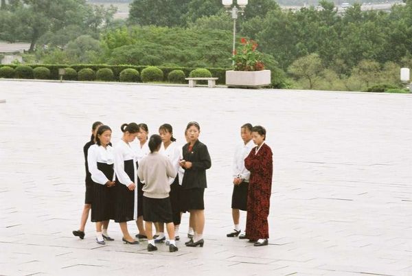 朝鮮民主主義人民共和国・DMZ「2005年金正日政権下の北朝鮮」の写真：女学生。でかい銅像の前の広場で。
非常に...