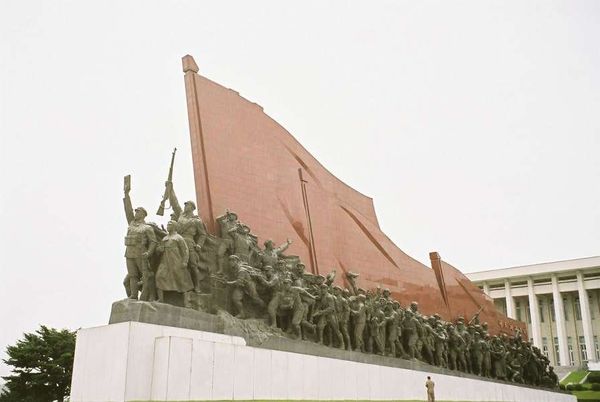 朝鮮民主主義人民共和国・DMZ「2005年金正日政権下の北朝鮮」の写真：もう大きければ良いという。。

