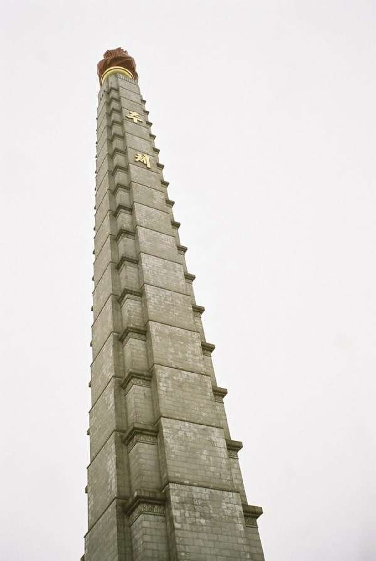 主体思想塔
このなかにエレベーターがあり、昇っていく。エレベーター大丈夫な...