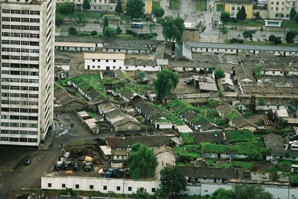 朝鮮民主主義人民共和国・DMZ「2005年金正日政権下の北朝鮮」の写真：主体思想塔の展望スペースから見たピョンヤ...