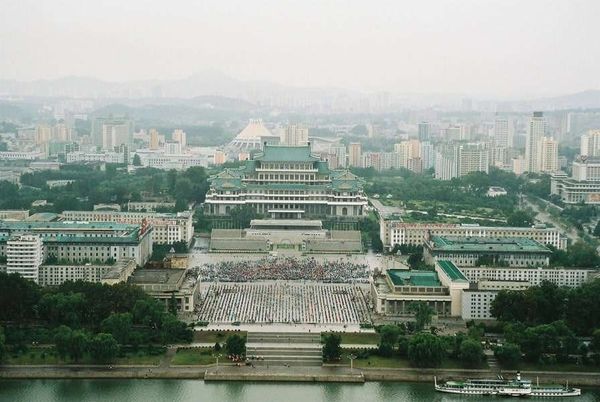 朝鮮民主主義人民共和国・DMZ「2005年金正日政権下の北朝鮮」の写真：金日成広場 
