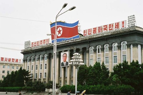 朝鮮民主主義人民共和国・DMZ「2005年金正日政権下の北朝鮮」の写真：金日成広場 