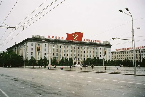 朝鮮民主主義人民共和国・DMZ「2005年金正日政権下の北朝鮮」の写真：金日成広場　ニュースでパレードしている場...