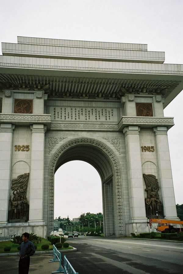 朝鮮民主主義人民共和国・DMZ「2005年金正日政権下の北朝鮮」の写真：パリより大きな凱旋門

