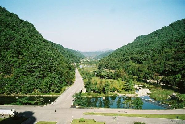 朝鮮民主主義人民共和国・DMZ「2005年金正日政権下の北朝鮮」の写真：妙香山
妙香山ホテル前より。
平壌とこの...
