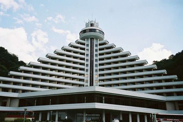 朝鮮民主主義人民共和国・DMZ「2005年金正日政権下の北朝鮮」の写真：変な形の妙高山ホテル