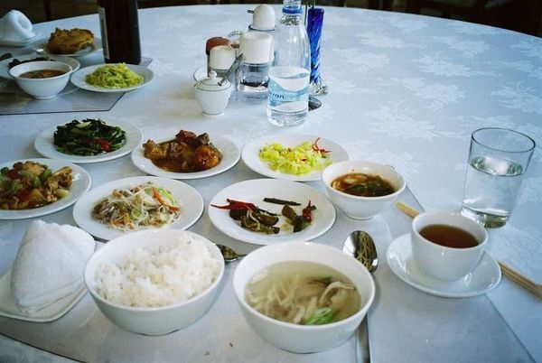 朝鮮民主主義人民共和国・DMZ「2005年金正日政権下の北朝鮮」の写真：夕飯食べ切れません。マツタケはまずい。
...