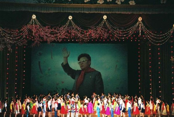 朝鮮民主主義人民共和国・DMZ「2005年金正日政権下の北朝鮮」の写真：児童達の演劇フィナーレ
失敗する子供も居...