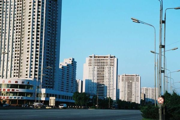 朝鮮民主主義人民共和国・DMZ「2005年金正日政権下の北朝鮮」の写真：平壌の中心地の高層アパートです。