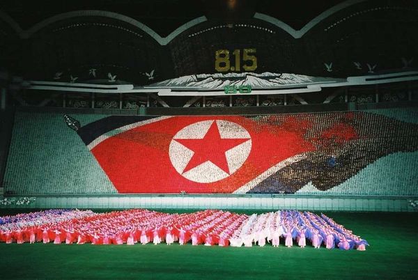 朝鮮民主主義人民共和国・DMZ「2005年金正日政権下の北朝鮮」の写真：式典。マスゲームは完璧