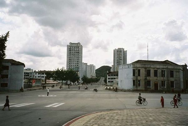 朝鮮民主主義人民共和国・DMZ「2005年金正日政権下の北朝鮮」の写真：ケソン市内
ふらっと写真を撮ろうとガイド...