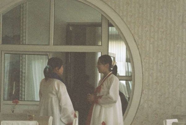 朝鮮民主主義人民共和国・DMZ「2005年金正日政権下の北朝鮮」の写真：開城のレストランにて。女性スタッフの談笑...