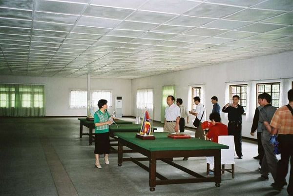 朝鮮民主主義人民共和国・DMZ「2005年金正日政権下の北朝鮮」の写真：朝鮮戦争休戦協定署名の場所

