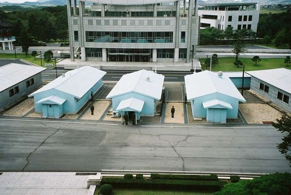 朝鮮民主主義人民共和国・DMZ「2005年金正日政権下の北朝鮮」の写真：共同警備区域
北朝鮮側から見た韓国。
こ...