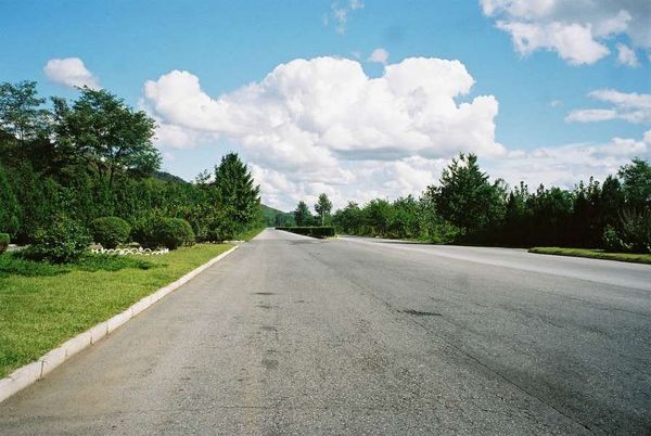 朝鮮民主主義人民共和国・DMZ「2005年金正日政権下の北朝鮮」の写真：北朝鮮の高速道路