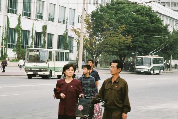 朝鮮民主主義人民共和国・DMZ「2005年金正日政権下の北朝鮮」の写真：平壌ダッグ

