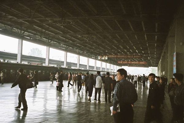 朝鮮民主主義人民共和国・DMZ「2005年金正日政権下の北朝鮮」の写真：駅構内北京行きの夜行に乗ります。
