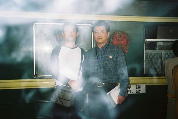 朝鮮民主主義人民共和国・DMZ「2005年金正日政権下の北朝鮮」の写真：ベテランガイド、キムさんと別れの写真。
...