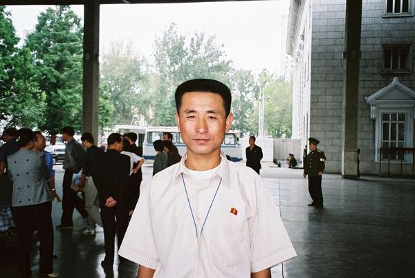朝鮮民主主義人民共和国・DMZ「2005年金正日政権下の北朝鮮」の写真：新人ガイドのボクさん。
かれは我々の知る...