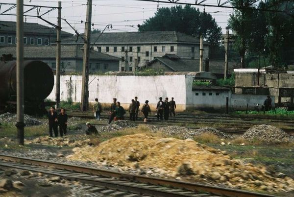 朝鮮民主主義人民共和国・DMZ「2005年金正日政権下の北朝鮮」の写真：平壌の車窓から
撮影禁止

