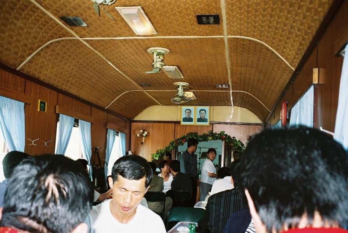 食堂車
人民用車両と、我々外国人訪問者車両との間にこの食堂車がある。
互い...