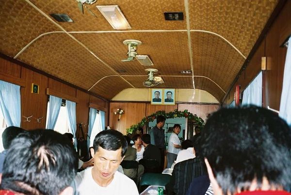 朝鮮民主主義人民共和国・DMZ「2005年金正日政権下の北朝鮮」の写真：食堂車
人民用車両と、我々外国人訪問者車...