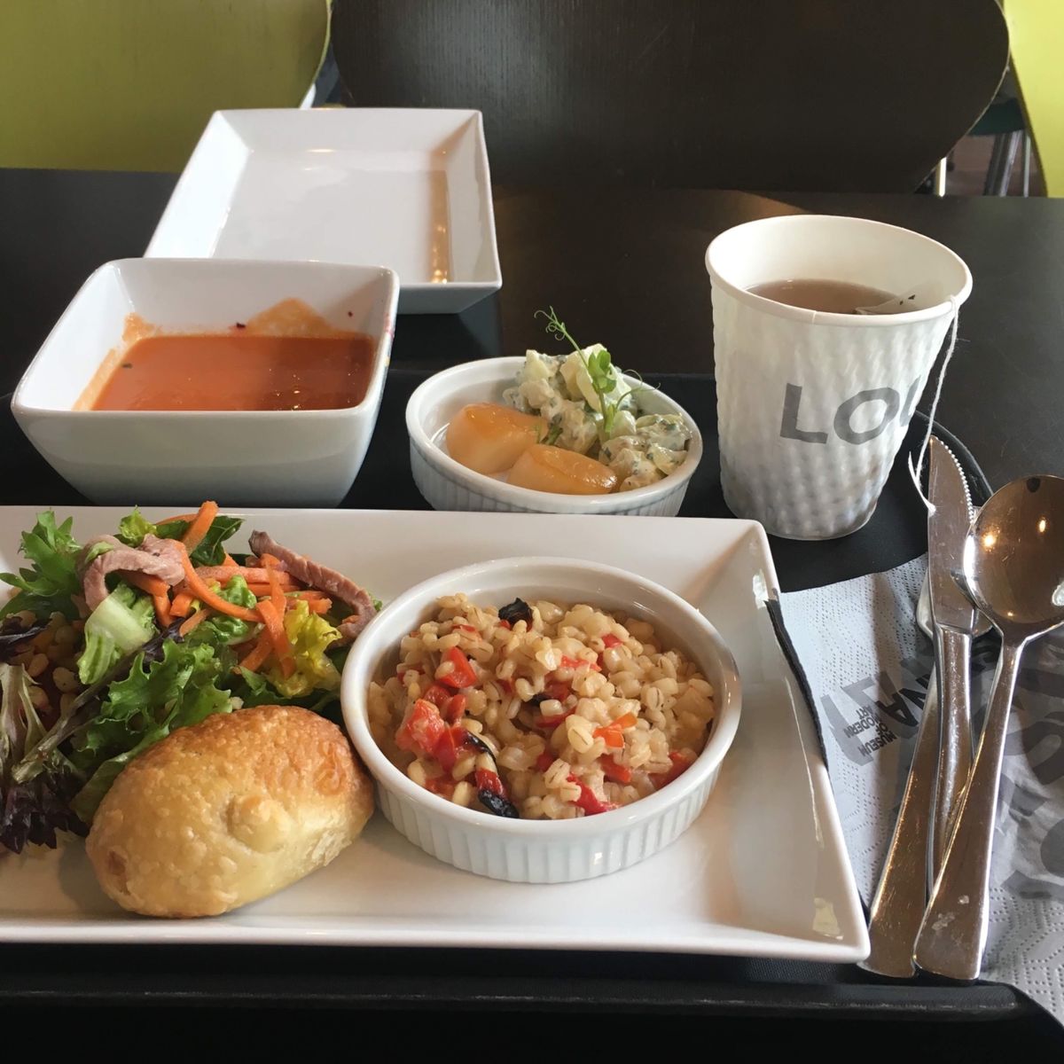 ルイジアナ美術館のお庭で子供たちのワークショップ？！やっていて、葉っぱや木...