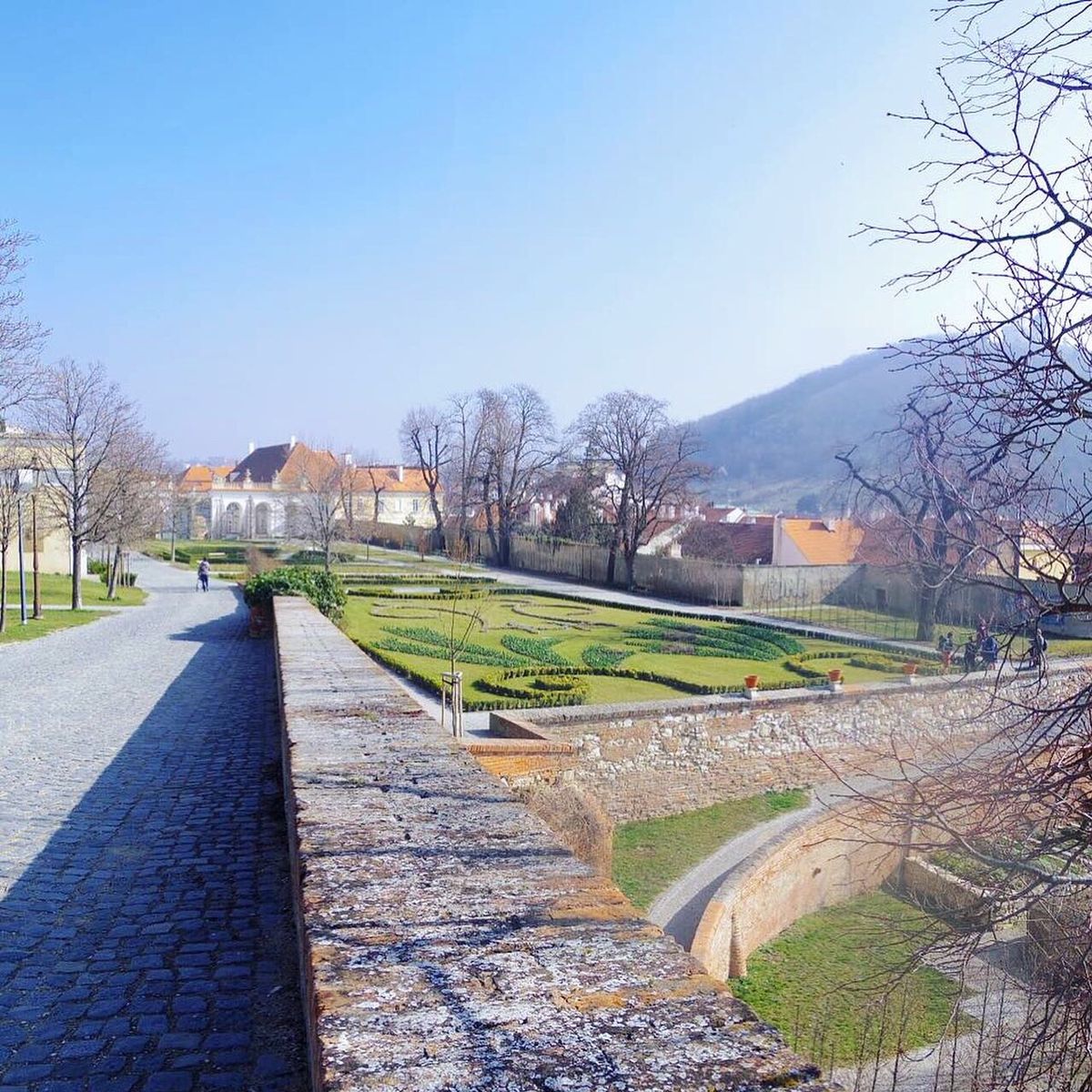 南モラヴィア、ミクロフの宮殿「ミクロフ城」😌
美しい庭と素晴らしい庭を持つ...