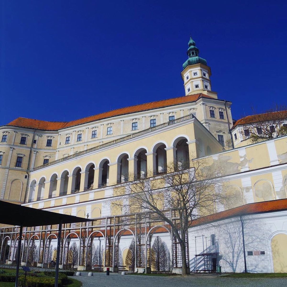 南モラヴィア、ミクロフの宮殿「ミクロフ城」😌
美しい庭と素晴らしい庭を持つ...