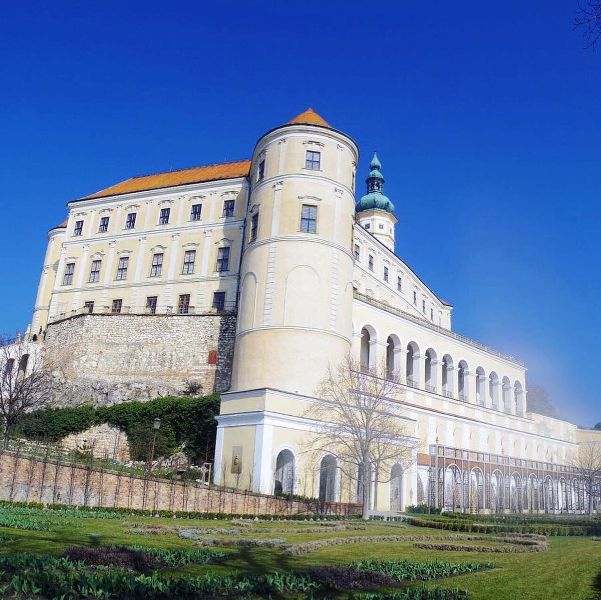 南モラヴィア、ミクロフの宮殿「ミクロフ城」😌
美しい庭と素晴らしい庭を持つ...