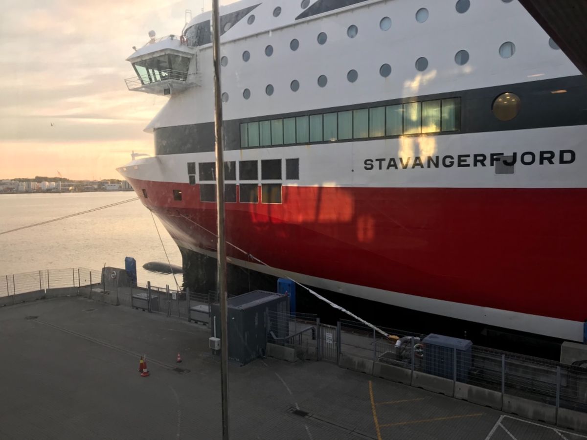 Stavanger からBergen へ船で5時間半の旅。船はかなりの大型...